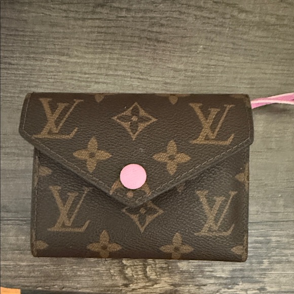 Louis Vuitton Monogram Wallet with Pink Button - Picture 1 of 6